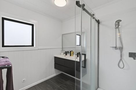 Photo of property in 46 Seaview Road, Marfell, New Plymouth, 4310