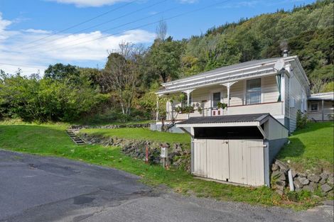 Photo of property in 15 Milton Terrace, Picton, 7220