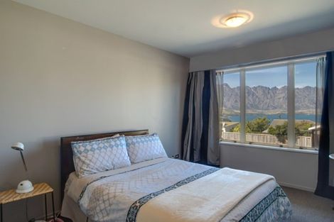 Photo of property in 28 Wynyard Crescent, Fernhill, Queenstown, 9300