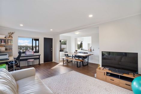 Photo of property in 2/10 Helicon Place, Totara Vale, Auckland, 0629