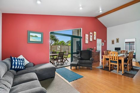 Photo of property in 4 Ringer Avenue, Matapouri, Whangarei, 0173