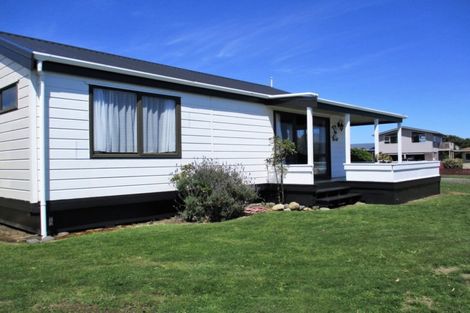 Photo of property in 16 Pohutukawa Drive, Opunake, 4616