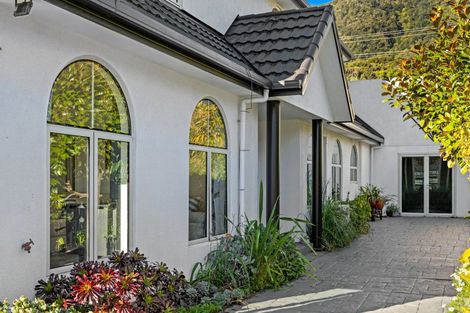 Photo of property in 37 Waikawa Road, Picton, 7220