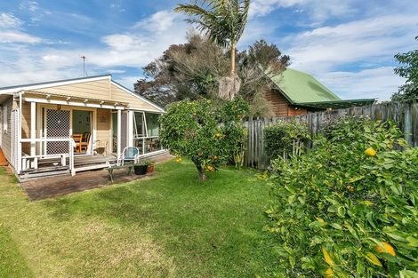 Photo of property in 2/218 Sunnynook Road, Totara Vale, Auckland, 0627