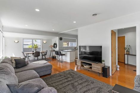 Photo of property in 70 Edgewater Drive, Pakuranga, Auckland, 2010
