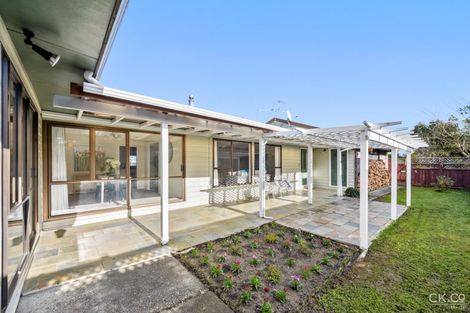 Photo of property in 17 King Charles Drive, Kingsley Heights, Upper Hutt, 5018