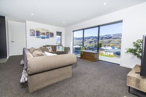 Photo of property in 75 Stratford Drive, Mount Pisa, Cromwell, 9383