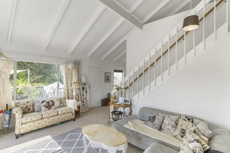 Photo of property in 2/32 Knightsbridge Drive, Forrest Hill, Auckland, 0620