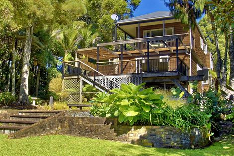 Photo of property in 199 Scenic Drive, Titirangi, Auckland, 0604