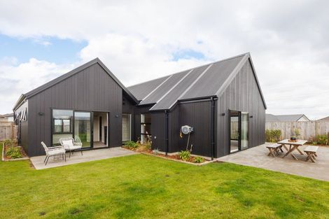 Photo of property in 4 Sardinia Grove, Fitzherbert, Palmerston North, 4410