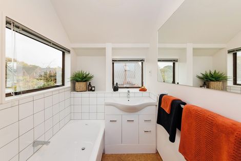 Photo of property in 25 Heathcote Place, Fitzherbert, Palmerston North, 4410