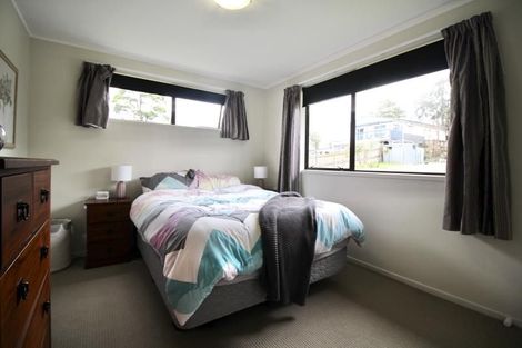 Photo of property in 1/8 Louise Place, West Harbour, Auckland, 0618