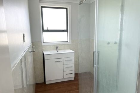 Photo of property in 22 Clairville Crescent, Wai O Taiki Bay, Auckland, 1072