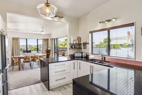 Photo of property in 8 Millennium Hill, Paraparaumu, 5032