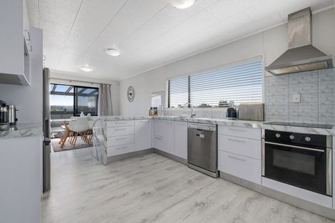 Photo of property in 2/8 Sevilla Place, Unsworth Heights, Auckland, 0632