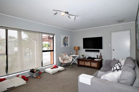 Photo of property in 8 La Perouse Street, Botany Downs, Auckland, 2010