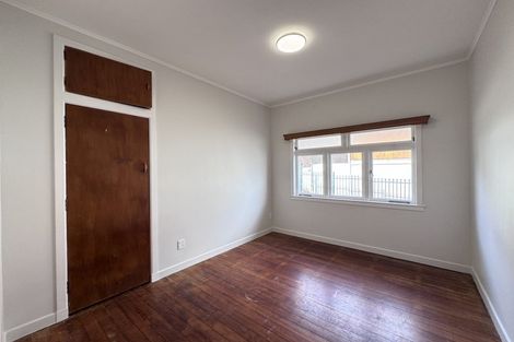 Photo of property in 39 Staveley Avenue, Mount Roskill, Auckland, 1041