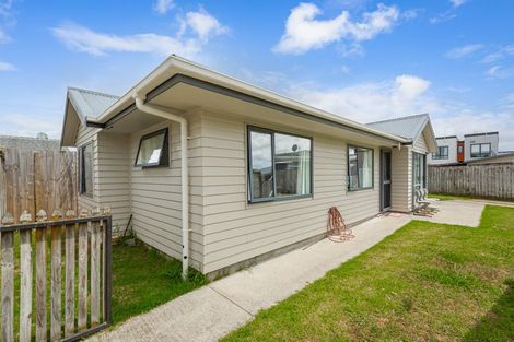 Photo of property in 39 Rewarewa Road, Te Atatu Peninsula, Auckland, 0610