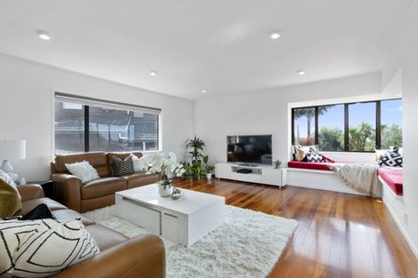 Photo of property in 16 Strabo Place, Windsor Park, Auckland, 0632