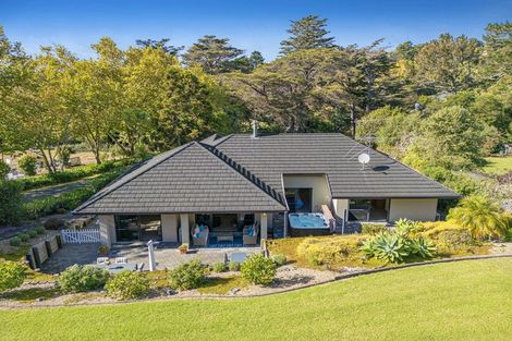 Photo of property in 12 Hobbs Road, Matakatia, Whangaparaoa, 0930