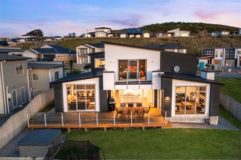 Photo of property in 78 Queen Charlotte Drive, Aotea, Porirua, 5024