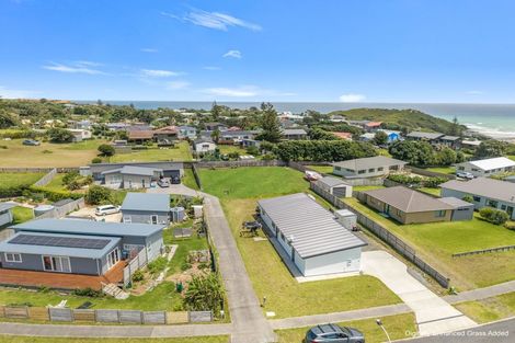 Photo of property in 13 Sunset Drive, Baylys Beach, 0377