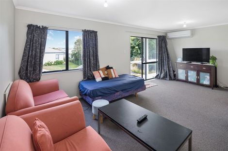 Photo of property in 10a Ted Gilberd Place, Newlands, Wellington, 6037