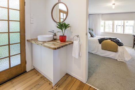 Photo of property in 5 Stanley Point Road, Stanley Point, Auckland, 0624