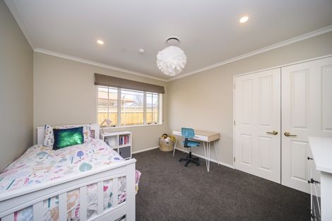 Photo of property in 5 Sycamore Crescent, Fitzherbert, Palmerston North, 4410