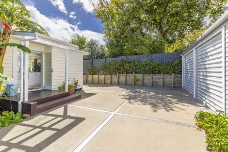 Photo of property in 16 Gladstone Road, Bluff Hill, Napier, 4110