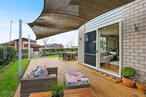 Photo of property in 111 Lake Panorama Drive, Henderson Valley, Auckland, 0612