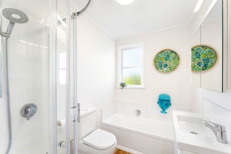 Photo of property in 32 Heretaunga Square, Silverstream, Upper Hutt, 5019