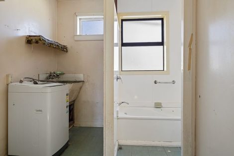 Photo of property in 80 Pioneer Road, Moturoa, New Plymouth, 4310