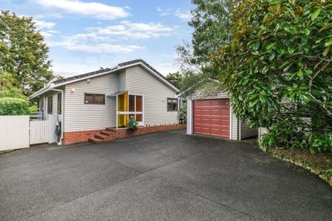 Photo of property in 2/5 Wernham Place, Northcote, Auckland, 0626