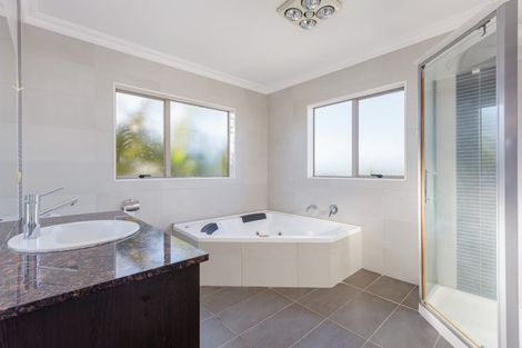 Photo of property in 11 Tekapo Rise, Fairview Heights, Auckland, 0632