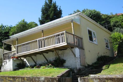 Photo of property in 18 Hawkhurst Road, Lyttelton, 8082