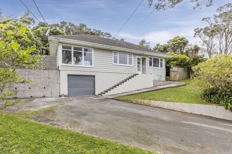 Photo of property in 7 Miles Crescent, Newlands, Wellington, 6037