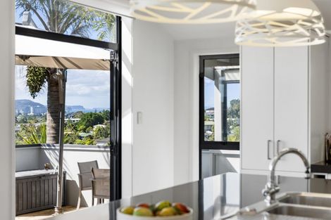 Photo of property in 15 Seagate Place, Red Beach, 0932