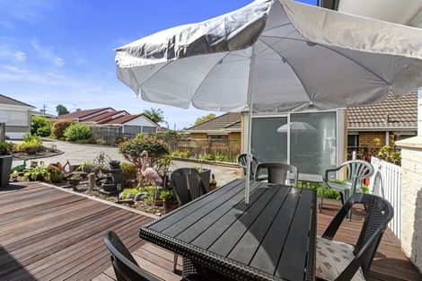 Photo of property in 2/5 Spring Grove, Henderson, Auckland, 0612