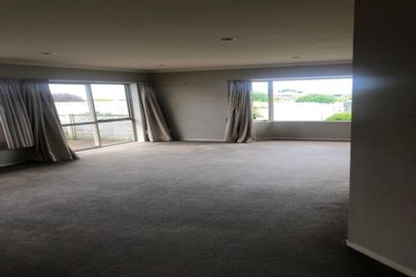 Photo of property in 17 Balmerino Grove, Waikanae, 5036