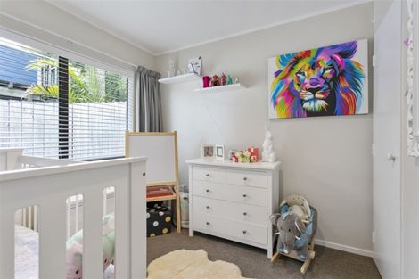 Photo of property in 1/10 Oreil Avenue, West Harbour, Auckland, 0618