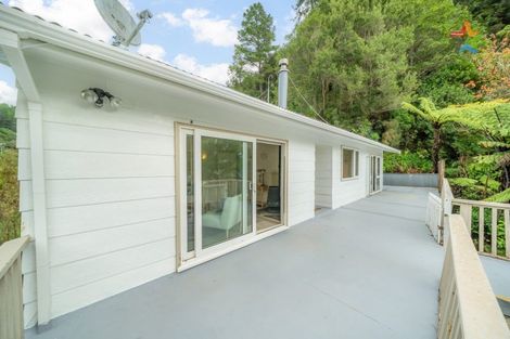 Photo of property in 102 Pinehaven Road, Pinehaven, Upper Hutt, 5019