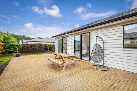 Photo of property in 16 Sir Lincoln Drive, Kumeu, 0810