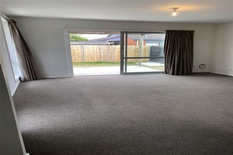 Photo of property in 2/73 Royal Park Drive, Parklands, Christchurch, 8083