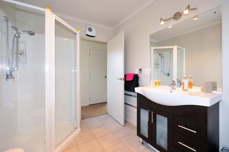 Photo of property in 47b Lyndfield Lane, Newlands, Wellington, 6037