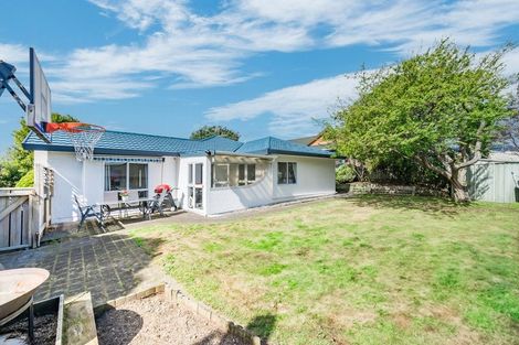 Photo of property in 32 Guildford Drive, Paraparaumu, 5032