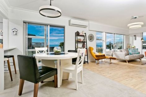 Photo of property in 2/33 Hyde Road, Rothesay Bay, Auckland, 0630