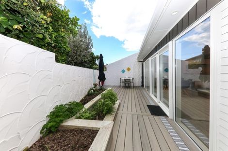 Photo of property in 2/19 Seaview Avenue, Northcote, Auckland, 0627