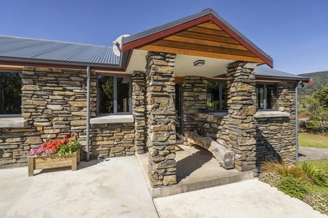 Photo of property in 15 Home Street, Manapouri, 9679