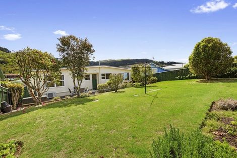 Photo of property in 8 Fitzwilliam Terrace, Tawa, Wellington, 5028